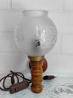 Retro wandlamp met glazen kap, barok motief, Minder dan 50 cm, Gebruikt, Ophalen of Verzenden, Retro