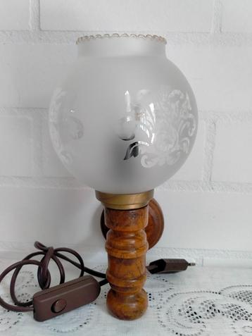 Retro wandlamp met glazen kap, barok motief