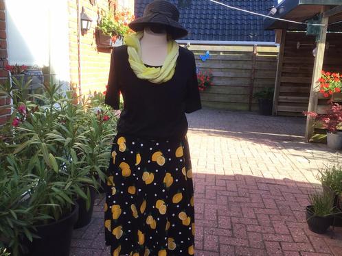Rok zwart met citroen afbeelding mt 48, Kleding | Dames, Rokken, Zo goed als nieuw, Maat 46/48 (XL) of groter, Zwart, Onder de knie