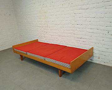 Strak Vintage 1960 Daybed, gewoon neerzetten&genieten beschikbaar voor biedingen