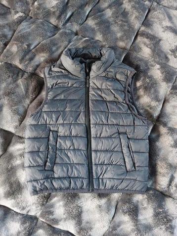 Zwarte bodywarmer maat 104 beschikbaar voor biedingen