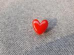 1 mooie pin te koop van een rood hartje, Verzamelen, Speldjes, Pins en Buttons, Ophalen of Verzenden, Nieuw, Overige onderwerpen