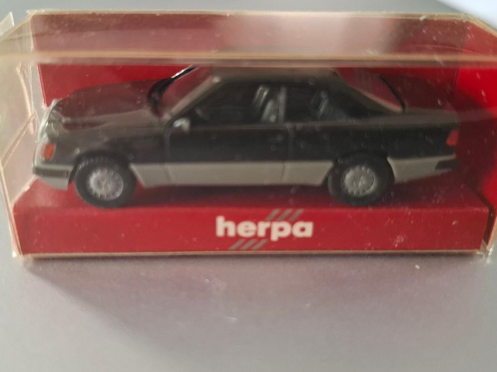 1:87 Mercedes 200/300 W124 coupe zwart C124 in OVP Herpa € 4, Hobby en Vrije tijd, Modelauto's | 1:87, Ophalen of Verzenden, Zo goed als nieuw