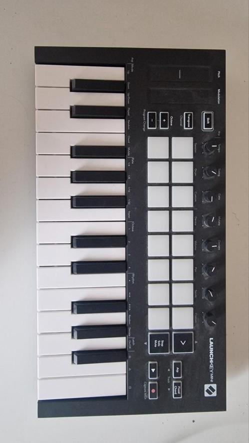 Novation Launchkey Mini MIDI Keyboard Controller, Muziek en Instrumenten, Midi-apparatuur, Gebruikt, Ophalen of Verzenden