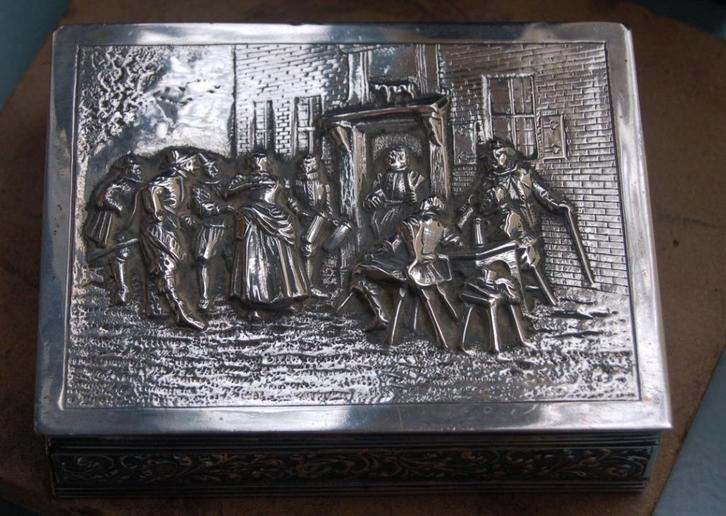 ZZ: zilveren Tabaksdoos Met Oud Hollandse Voorstelling 1928, Verzamelen, Rookartikelen, Aanstekers en Luciferdoosjes, Zo goed als nieuw