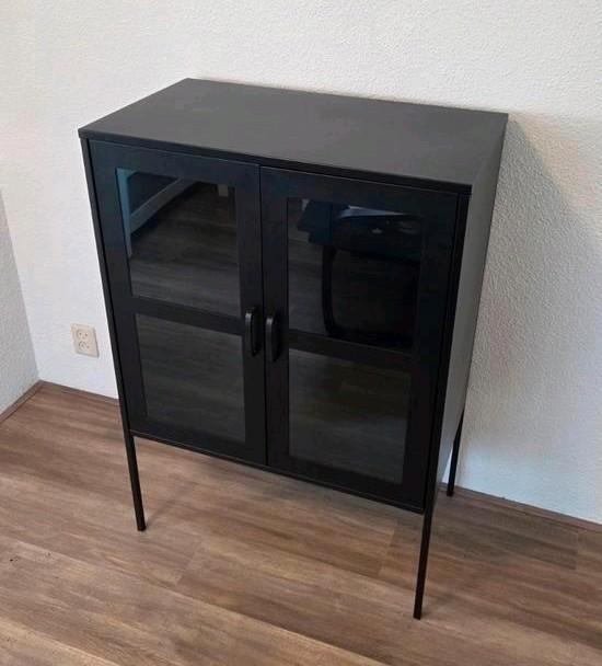 Zwart metalen kastje met glazen deuren, Huis en Inrichting, Kasten | Vitrinekasten, Gebruikt, 100 tot 150 cm, 50 tot 100 cm, 25 tot 50 cm