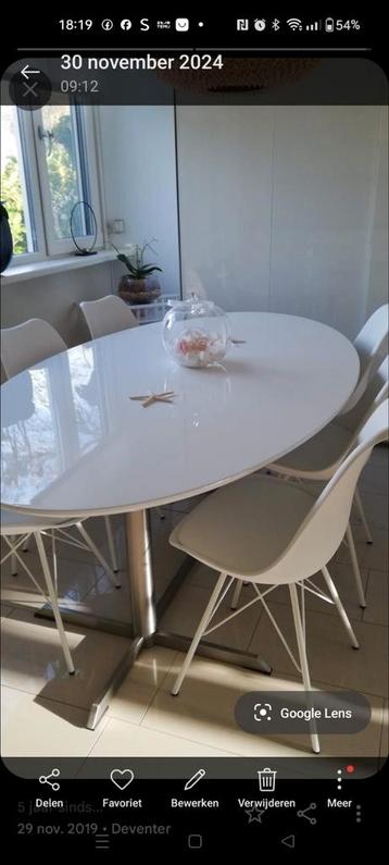 Witte ovale eettafel voor 6 personen + vier stoelen 