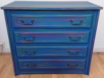 Een grote ladekast “Aurora Borealis”, blauw, groen, roze  beschikbaar voor biedingen