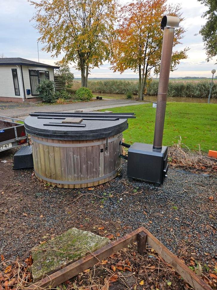 Hottub met Houtkachel - Heerlijk Ontspannen!, Tuin en Terras, Bubbelbaden en Hottubs, Gebruikt, Vast, Afdekzeil, Ophalen of Verzenden