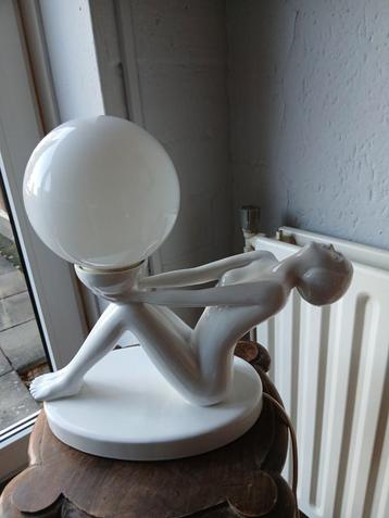 Art Deco Stijl Tafellamp Vrouw met Bol - Jaren '70/'80 beschikbaar voor biedingen