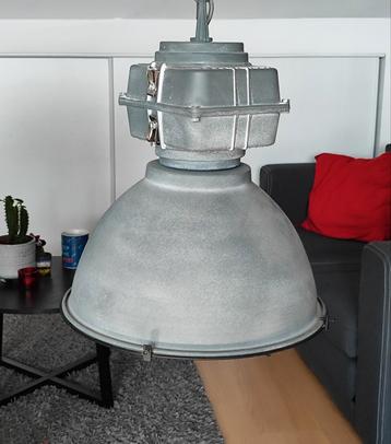 Industriële lamp beschikbaar voor biedingen