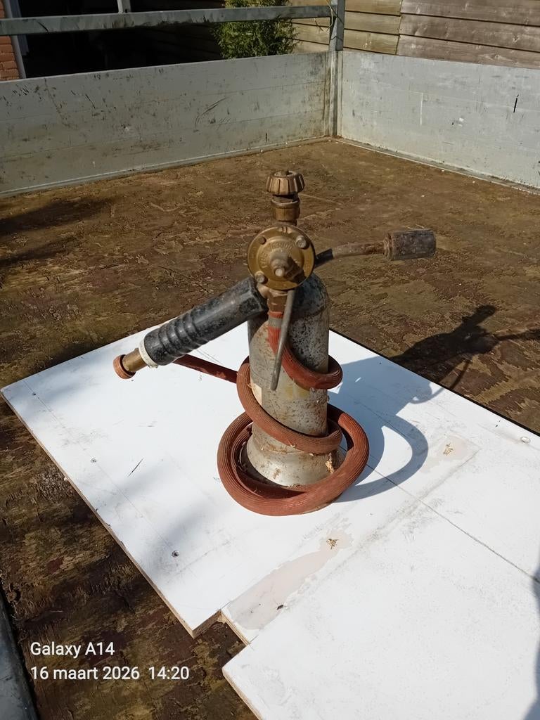 Loodgieters soldeerfles, Ophalen