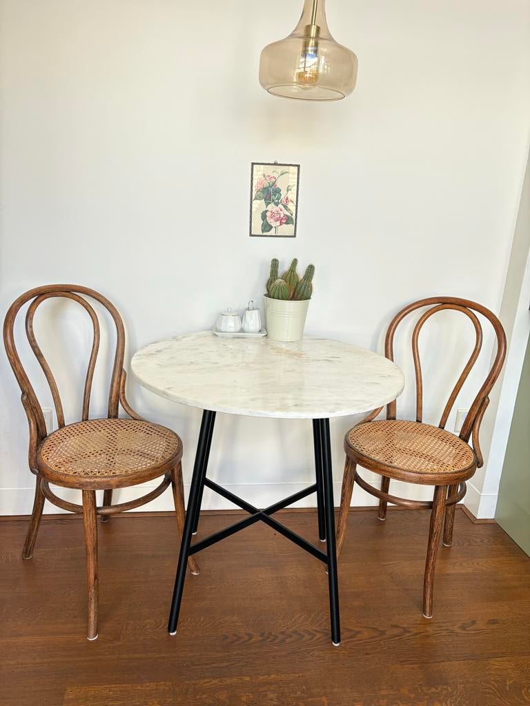 Twee Thonet stoelen met webbing zitting, Ophalen