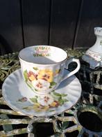 Grote Koffie kop en schotel Augustus met geel/witte violen, Ophalen of Verzenden