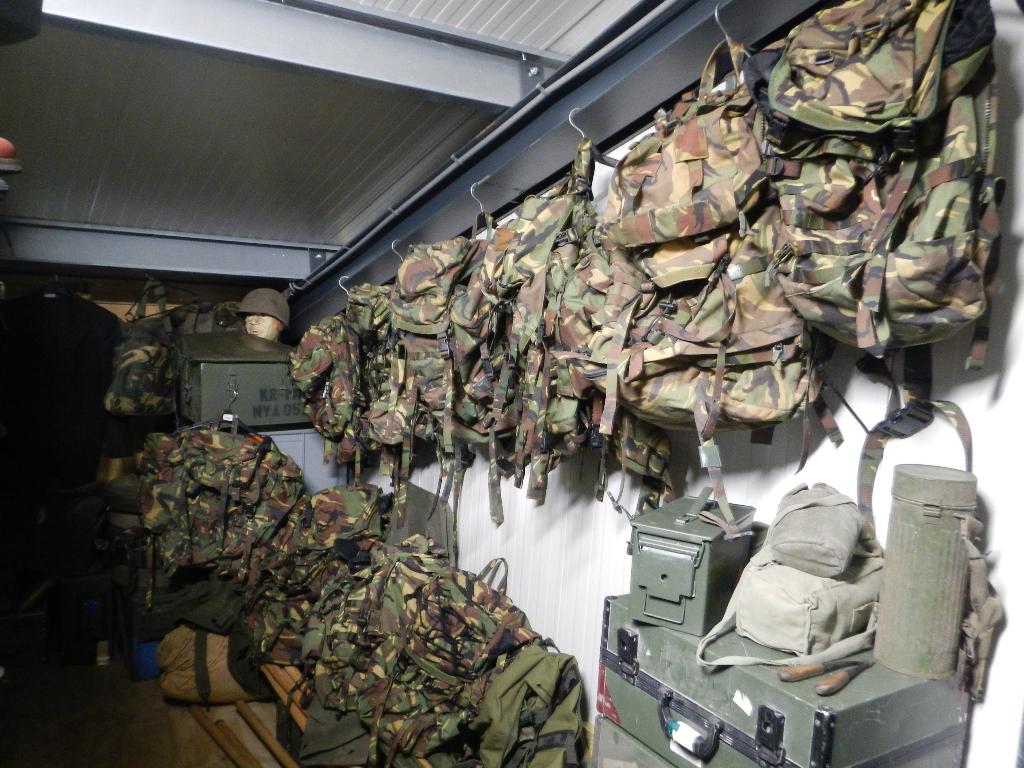 Backpacks slaapzaken veldbedden voertuigonderdelen en meer, Verzamelen, Militaria | Algemeen, Ophalen of Verzenden, Landmacht