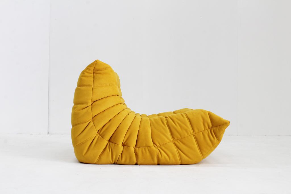 Togo 1-seater armchair Michel Ducaroy Alcantara Ligne Roset, Huis en Inrichting, Banken | Sofa's en Chaises Longues, Eenpersoons