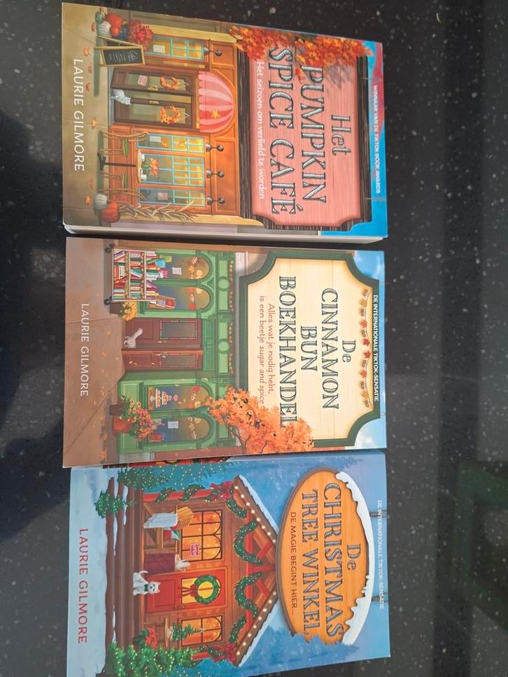 3 boeken van Laurie Gilmore - Het Pumpkin Spice Café, Boeken, Literatuur, Zo goed als nieuw, Ophalen of Verzenden