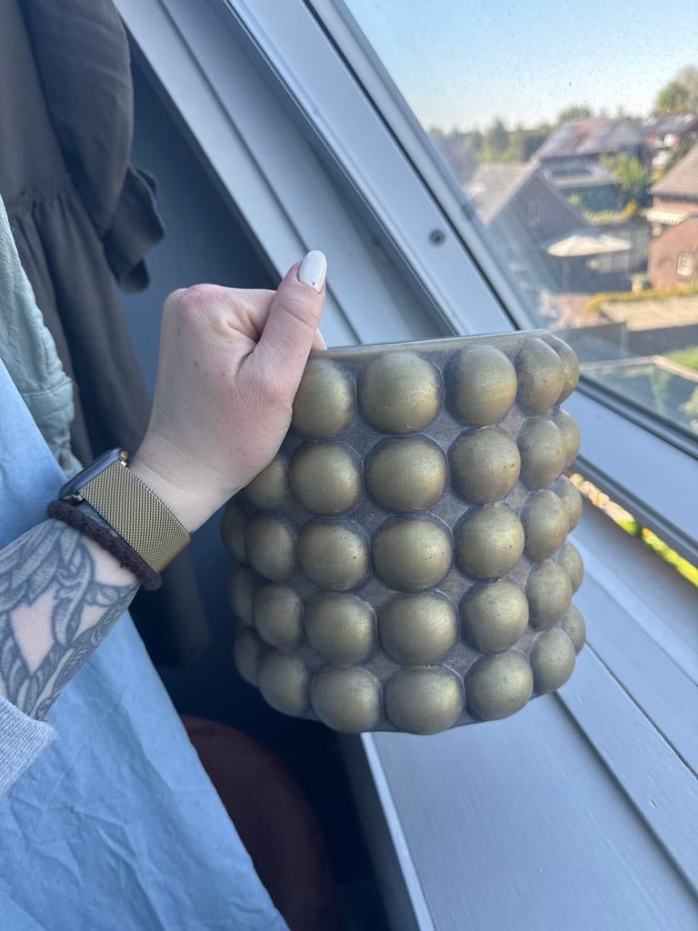 Grote gouden binnen bloempot met bollen zgan, Ophalen, Overige materialen, Overige kleuren, Zo goed als nieuw