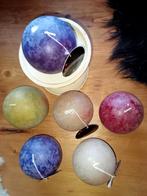 6 diverse gekleurde bol kaarsen, met gratis kandelaar, Ophalen of Verzenden, Overige materialen, Minder dan 25 cm