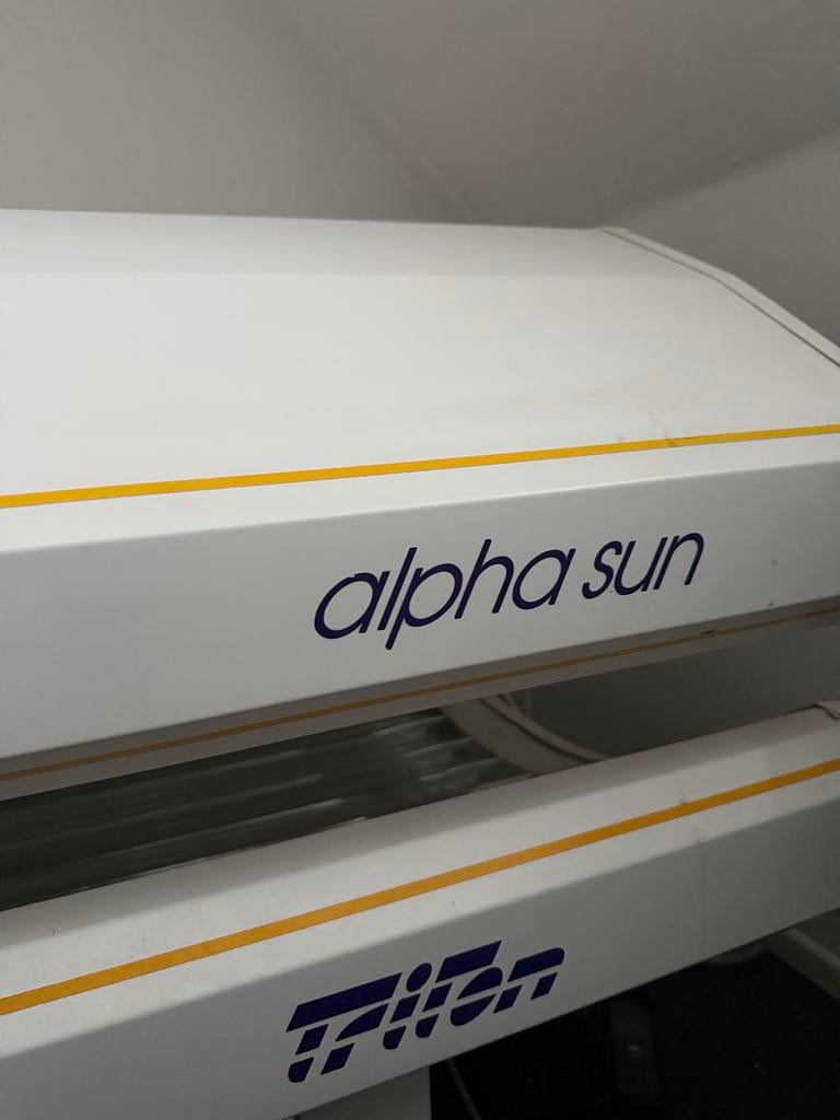 Zonnebank Alpha Sun met gezichtsbruiner, Ophalen, Gebruikt, Zonnebank dubbelzijdig, 15 lampen of meer