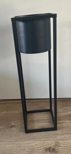 Zwarte plantenstandaard, ongeveer 55 cm hoog, Huis en Inrichting, Ophalen of Verzenden, Gebruikt