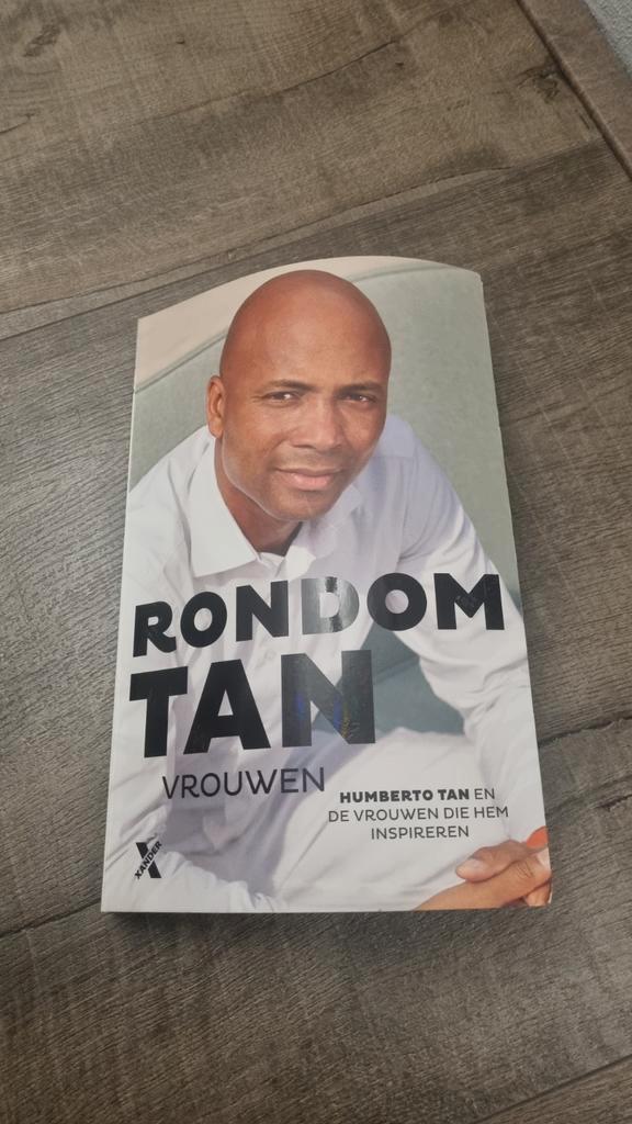 Rondom Tan Vrouwen - Humberto Tan, Boeken, Biografieën, Zo goed als nieuw, Overige, Ophalen of Verzenden