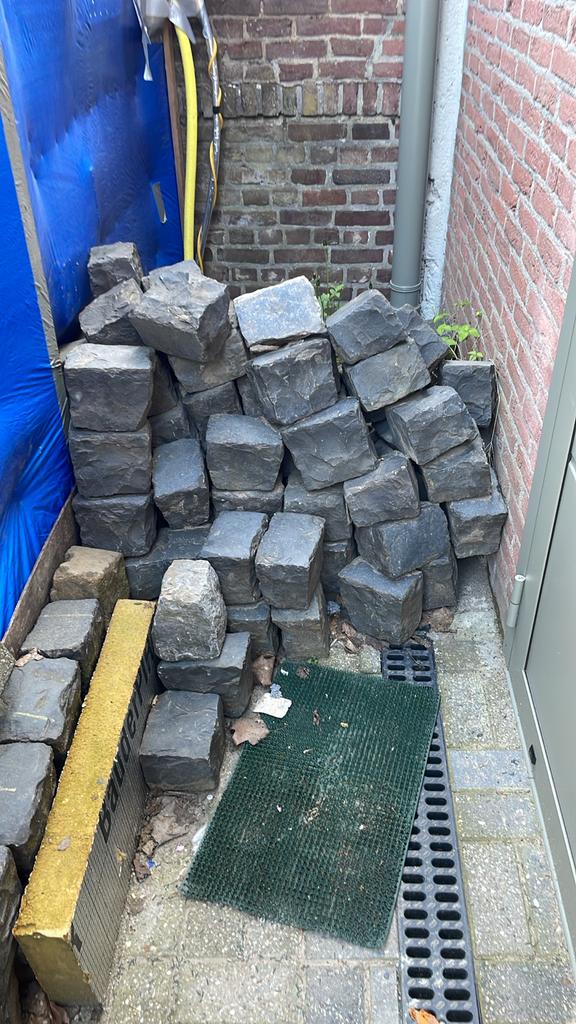 Gebruikte Kinderkoppen Basalt 17x15 - Duurzaam & Karaktervol, Tuin en Terras, Ophalen, Gebruikt, Natuursteen, Klinkers