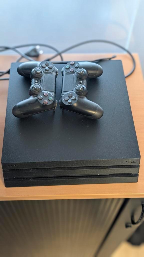 Playstation 4 pro 1TB 2019 | 2 controllers | games, Spelcomputers en Games, Spelcomputers | Sony PlayStation 4, Zo goed als nieuw