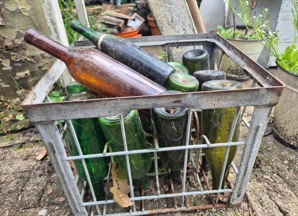 Oude flessen in een metalen krat, Ophalen of Verzenden