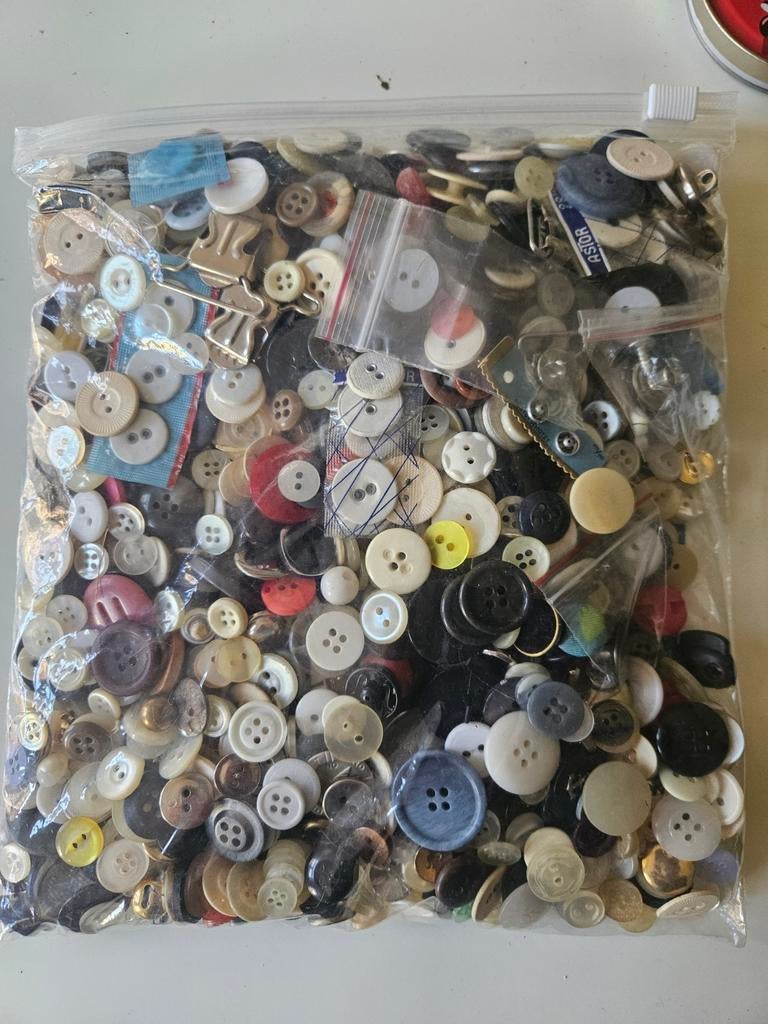 Grote zak met 1289 knopen uit de vorige eeuw, Ophalen of Verzenden