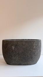 Stijlvolle donkergrijze bloembak-vaas van beton, Ophalen, Minder dan 30 cm, Zo goed als nieuw, Binnen