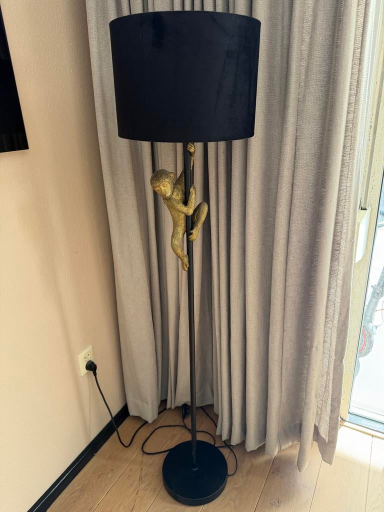 Vloerlamp met gouden aapje en zwarte kap, Ophalen of Verzenden, Gebruikt, Metaal, 100 tot 150 cm