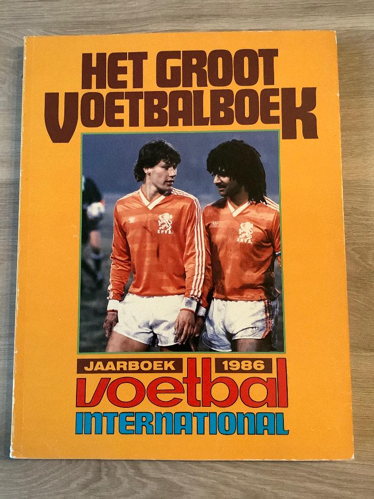 Voetbal International Het Groot Voetbalboek 1986, Ophalen of Verzenden, Zo goed als nieuw, Balsport, Voetbal International