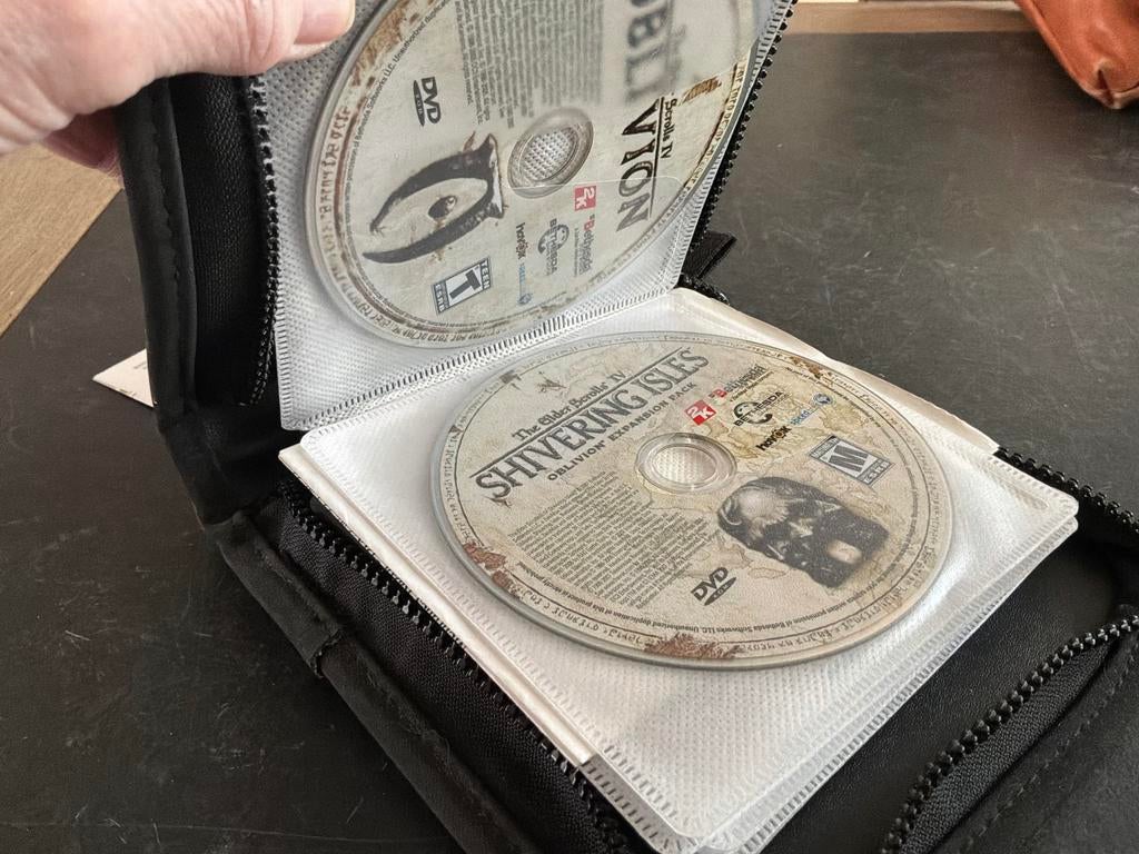 Box met cd spellen en installatie disks, Ophalen of Verzenden, Gebruikt, Role Playing Game (Rpg)