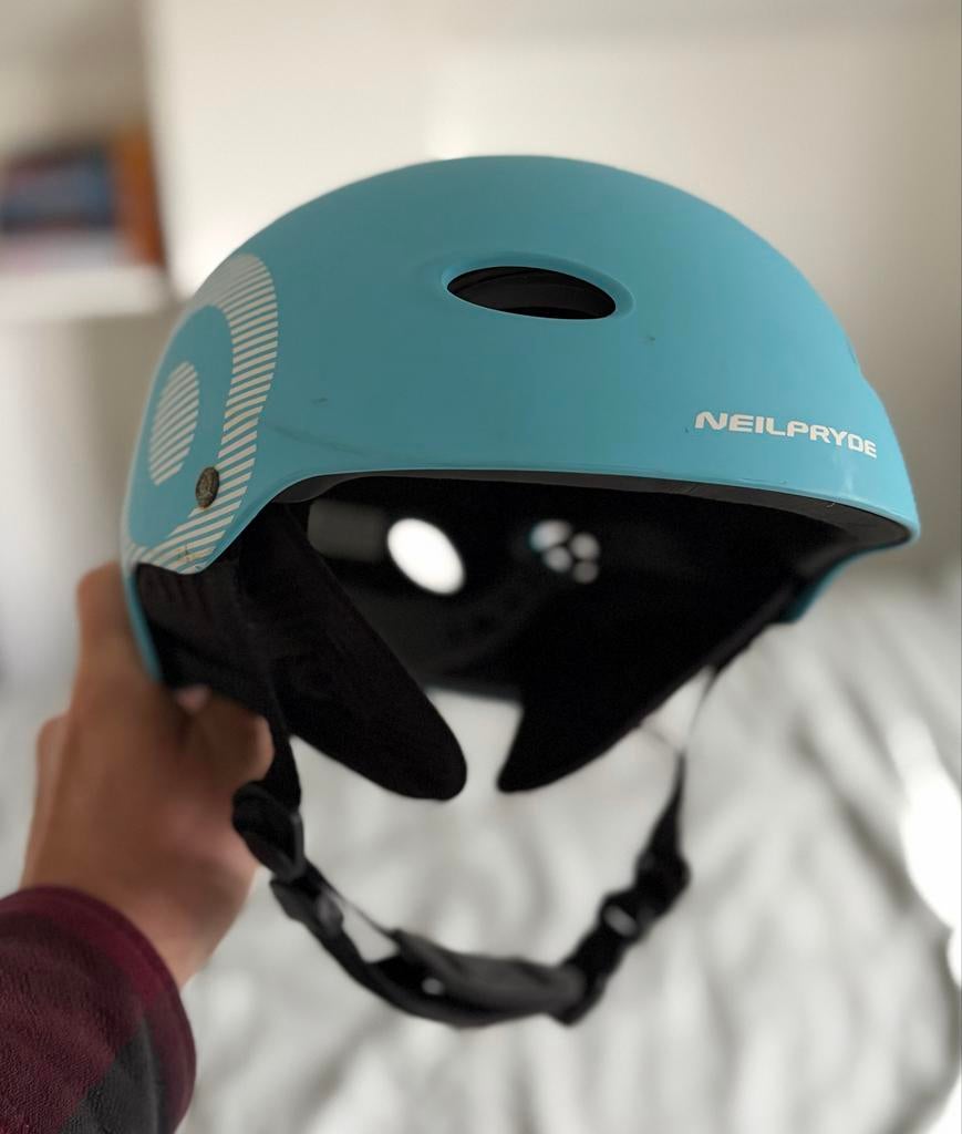 Neil Pryde watersport helm - Lichtblauw - maat L, Watersport en Boten, Watersportkleding, Ophalen of Verzenden, Zo goed als nieuw