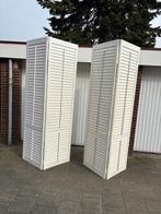 Te koop: Twee witte schutters/luiken, Doe-het-zelf en Verbouw, Rolluiken, Ophalen, Gebruikt, 100 tot 150 cm, 200 cm of meer