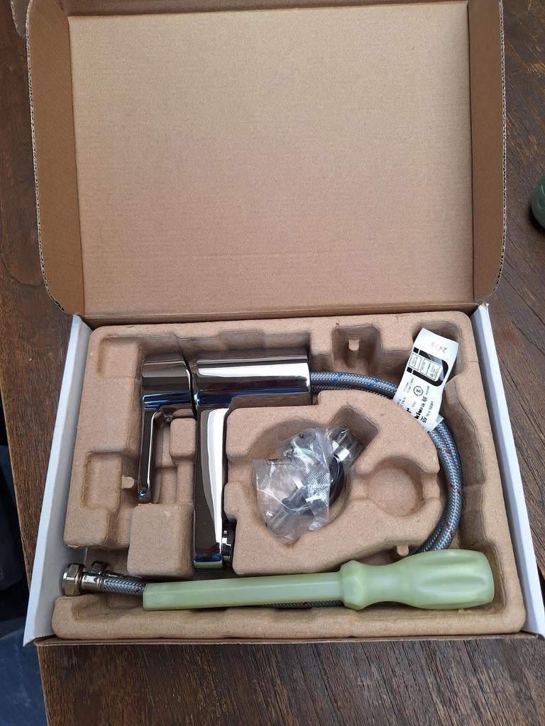 Nieuwe chromen kraan met slang en schroevendraaier, Ophalen of Verzenden, Nieuw, Chroom, Kraan