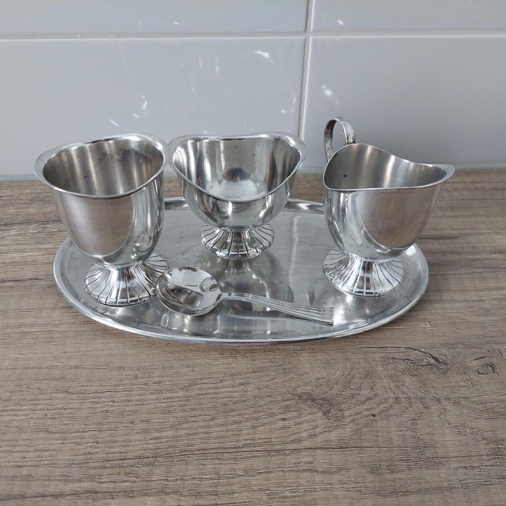 Verzilverd melk en suikersetje, Ophalen