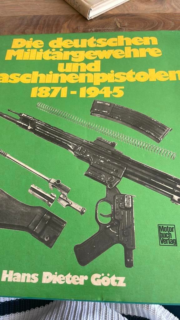 Uitgebreid boek die deutsechen militargewehre 1871-1945, Ophalen of Verzenden, Zo goed als nieuw