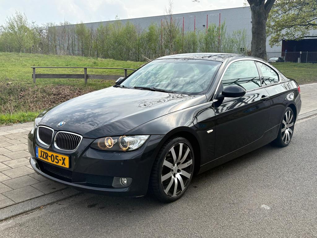 BMW 325i 3.0 E92 Coupé Automaatbakstoring/Airco/PDC/Memory, Automaat, 745 kg, Zwart, Parkeersensor