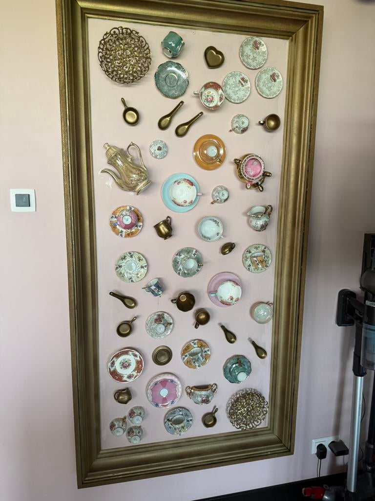 Schilderij met antieke kop en schotels, Ophalen of Verzenden