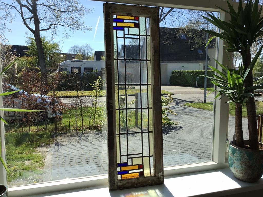 Mooi glas in lood raam in het origineel kozijn., Antiek en Kunst, Curiosa en Brocante, Ophalen