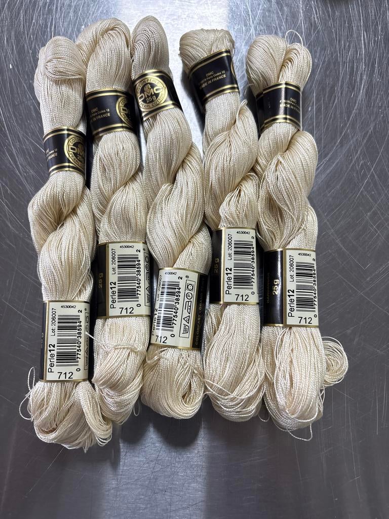 DMC Perle nr 12 Borduurgaren Kleur 712 - 5 strengen, Ophalen of Verzenden, Nieuw, Handborduren, Borduurgaren of Zijde