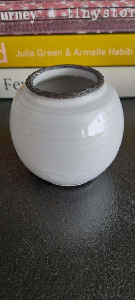Mini vintage wit aardewerk geglazuurd vaasje, Huis en Inrichting, Woonaccessoires | Vazen, Wit, Aardewerk of Porselein, Ophalen of Verzenden