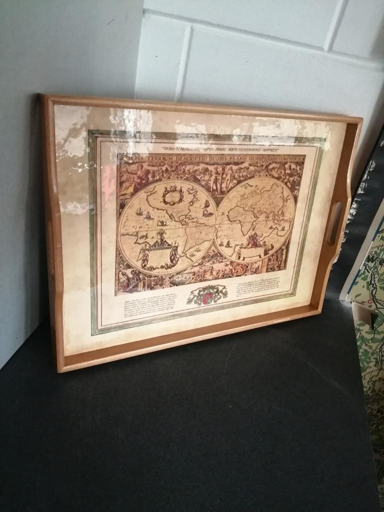 OUD HOUTEN DIENBLAD MET WERELDBOL IN TOPSTAAT 35X48 CM, Antiek en Kunst, Ophalen of Verzenden