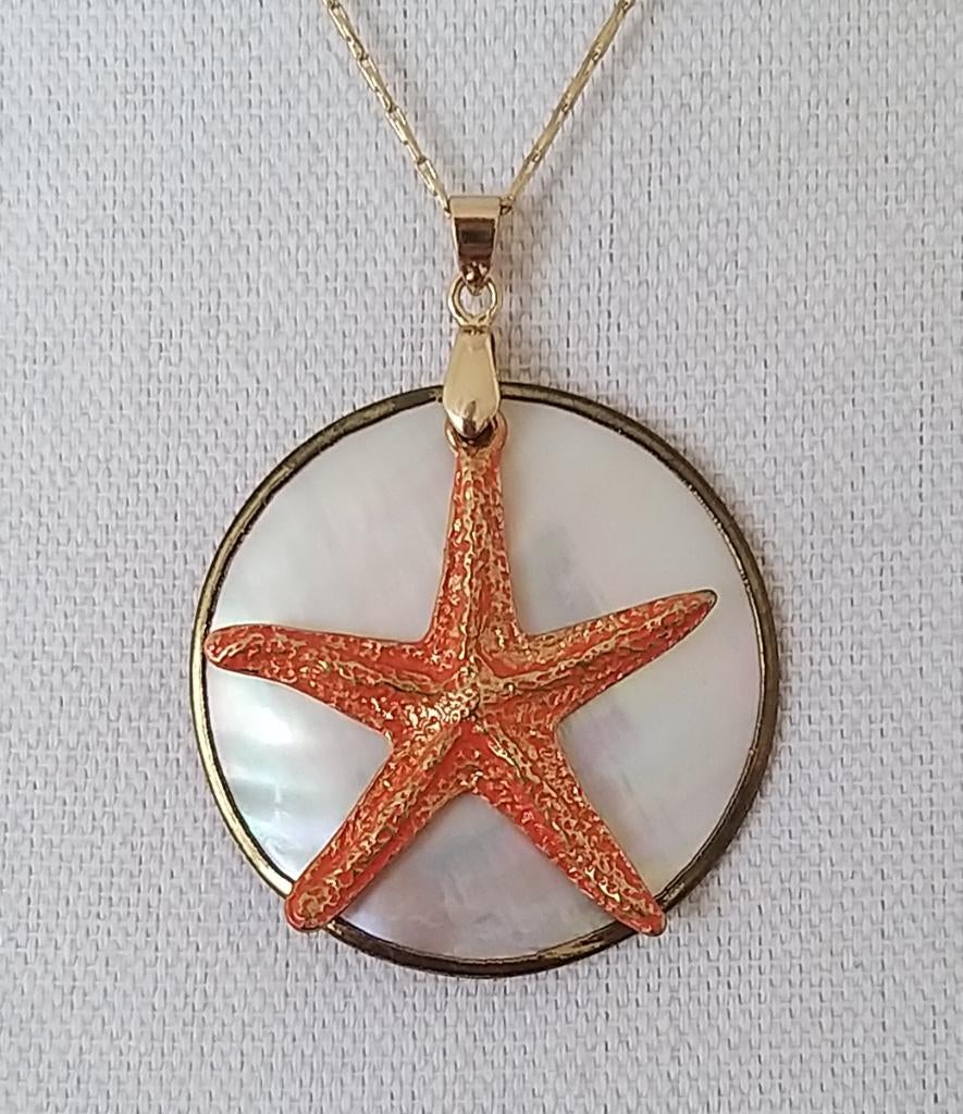 Parelmoer schelp met zeester bedel aan goudkleurige ketting, Sieraden, Tassen en Uiterlijk, Kettingen, Overige materialen, Verstelbaar