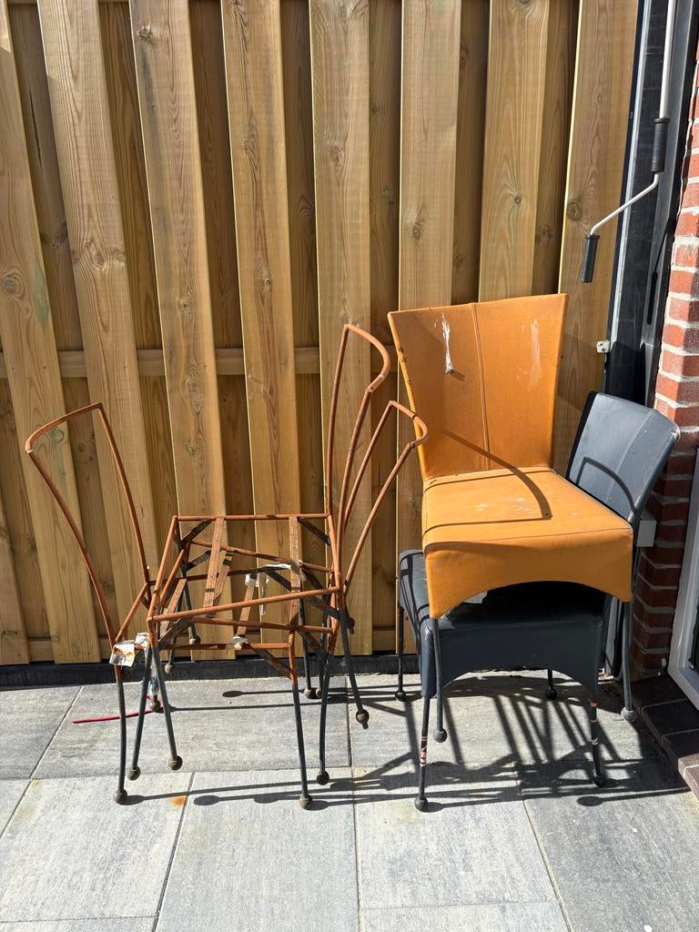Oude stoelen - opknapper of voor onderdelen, Ophalen