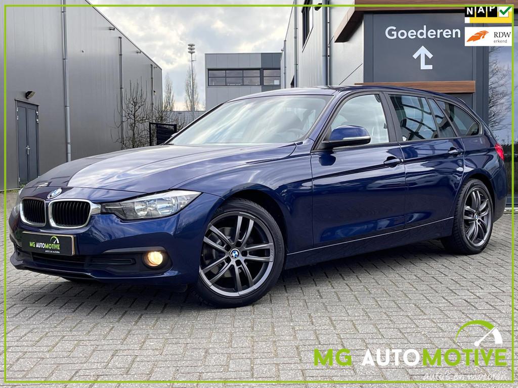 BMW 3-serie Touring 318i Essential | Apple Car Play | 18 inc, Gebruikt, Blauw, 1445 kg, Origineel Nederlands
