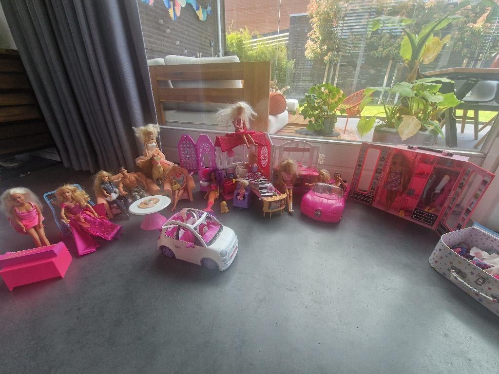 Barbiehuis met 14 barbies en veel accessoires, Ophalen, Gebruikt, Barbie