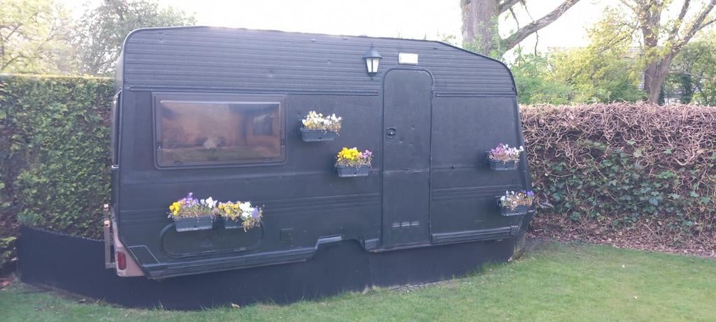 Festival zwarte caravan.